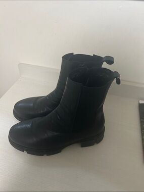 Women’s Black Chelsea Boots - Sleek Zip Ankle Boot